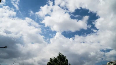 Καιρός 9/10: Που θα σημειωθούν πιθανώς σποραδικές καταιγίδες - Σε κανονικά επίπεδα η θερμοκρασία