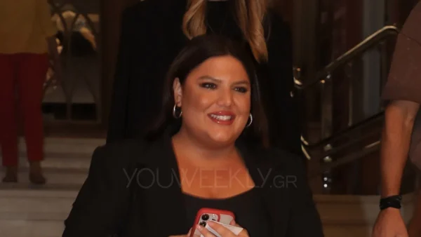 Με μίνι δερμάτινη φούστα και σακάκι - Η εντυπωσιακή έξοδος της Δανάης Μπάρκα από θεατρική παράσταση