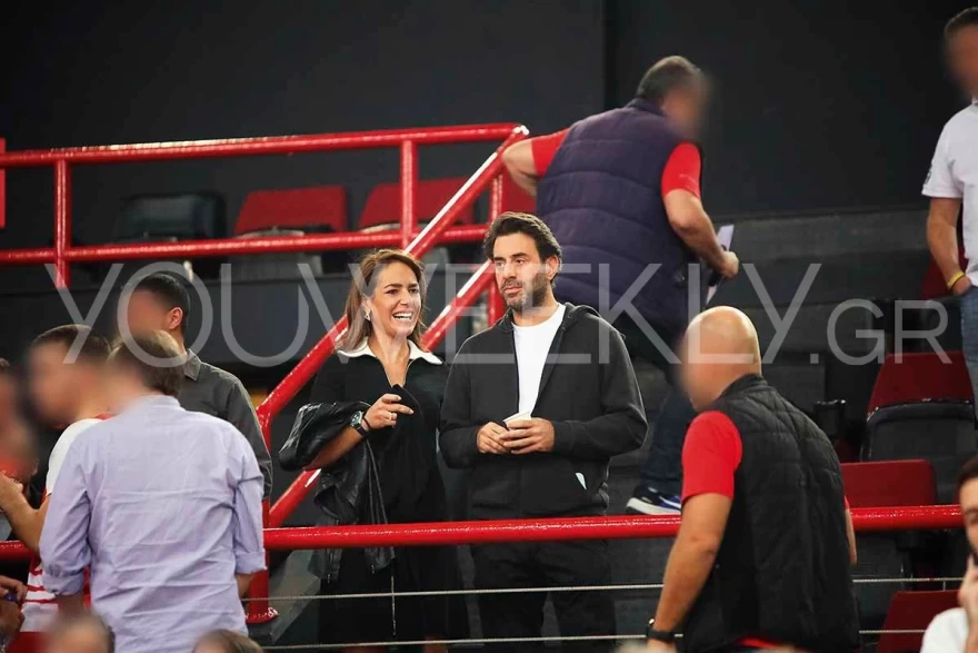 Πιο διαχυτικοί από ποτέ στο ματς Ολυμπιακός - Μπαρτσελόνα: Αποκλειστικές φωτογραφίες από την Δόμνα Μιχαηλίδου και τον κούκλο ψυχίατρο σύντροφό της