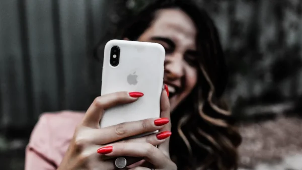 Red alert: To κόκκινο μανικιούρ «τρεντάρει» και αυτό το φθινόπωρο στο TikTok!