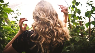 Foilyage: Η νέα τεχνική στο χρώμα των μαλλιών για φυσική λάμψη που πρέπει να δοκιμάσεις αυτό το φθινόπωρο!