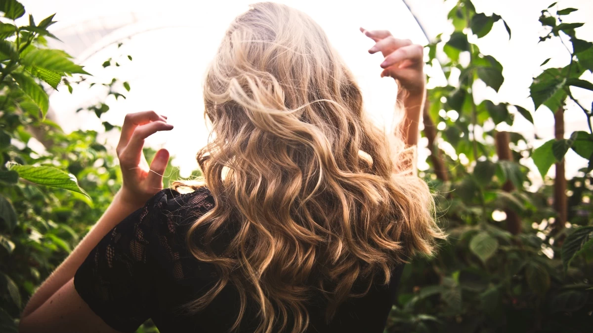 Foilyage: Η νέα τεχνική στο χρώμα των μαλλιών για φυσική λάμψη που πρέπει να δοκιμάσεις αυτό το φθινόπωρο!