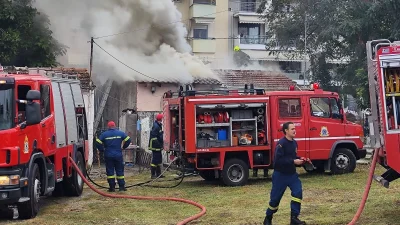 Φωτιά στη Γλυφάδα - Εντοπίστηκε ένας νεκρός