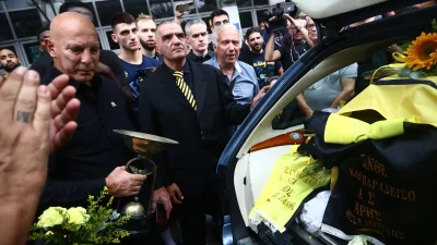 Σκηνές θλίψης στο τελευταίο αντίο του Γιάννη Ιωαννίδη - ''Έσπασε'' μπροστά στις κάμερες ο Νίκος Γκάλης