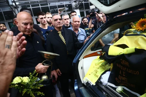 Σκηνές θλίψης στο τελευταίο αντίο του Γιάννη Ιωαννίδη - ''Έσπασε'' μπροστά στις κάμερες ο Νίκος Γκάλης