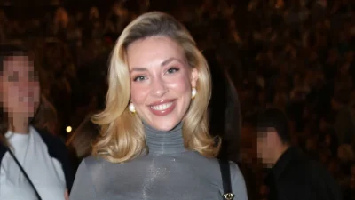 Με στενό μακρυμάνικο φόρεμα, ζιβάγκο και αθλητικά - Η κομψή εμφάνιση της Γαρυφαλλιάς Καληφώνη στη συναυλία του Χρήστου Μάστορα