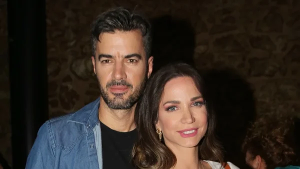 Τον στηρίζει σε κάθε του βήμα - Η νεραϊδένια εμφάνιση της Κατερίνας Γερονικολού στο πλευρό του Γιάννη Τσιμιτσέλη