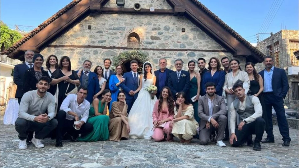 Γη της Ελιάς (6/10): Γονατίζει, βγάζει το μονόπετρο δαχτυλίδι και της ζητάει επίσημα να τον παντρευτεί - Χαρές στη Μάνη!