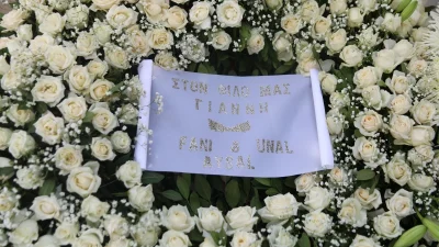 Θρήνος στην επιμνημόσυνη δέηση για τον Γιάννη Ιωαννίδη - Με λουλούδια στα χέρια συγγενείς και φίλοι στη Βούλα