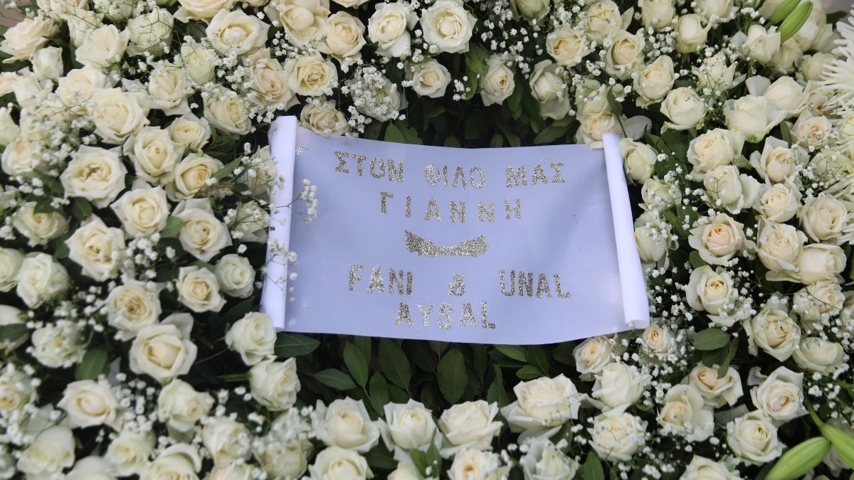 Θρήνος στην επιμνημόσυνη δέηση για τον Γιάννη Ιωαννίδη - Με λουλούδια στα χέρια συγγενείς και φίλοι στη Βούλα