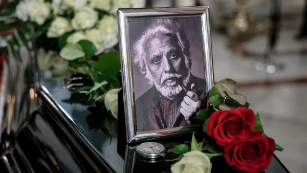 Πλήθος κόσμου στο τελευταίο αντίο του Γιώργου Γραμματικάκη - Άφηναν λευκά & κόκκινα λουλούδια στο φέρετρό του