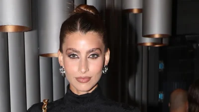 Με over the knee μπότες και στενό φόρεμα μαγνήτισε τα βλέμματα - Η εμφάνιση της Ιωάννας Σαρρή στην πρεμιέρα του Σαμπάνη