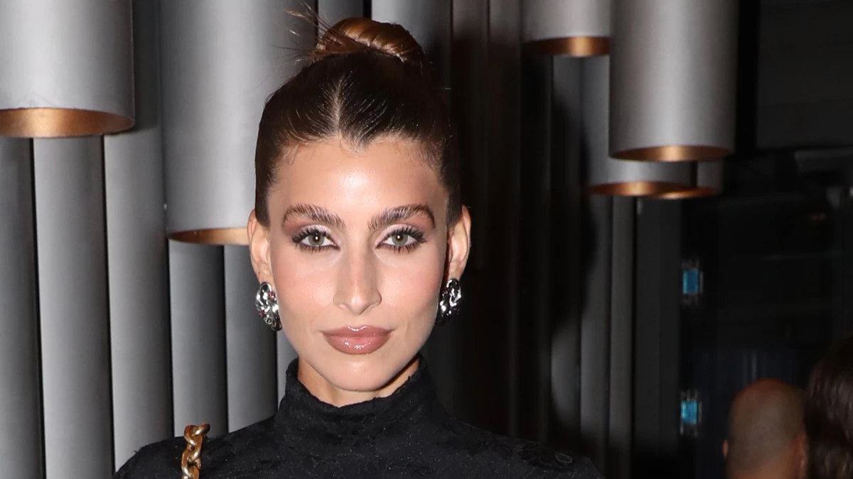 Με over the knee μπότες και στενό φόρεμα μαγνήτισε τα βλέμματα - Η εμφάνιση της Ιωάννας Σαρρή στην πρεμιέρα του Σαμπάνη