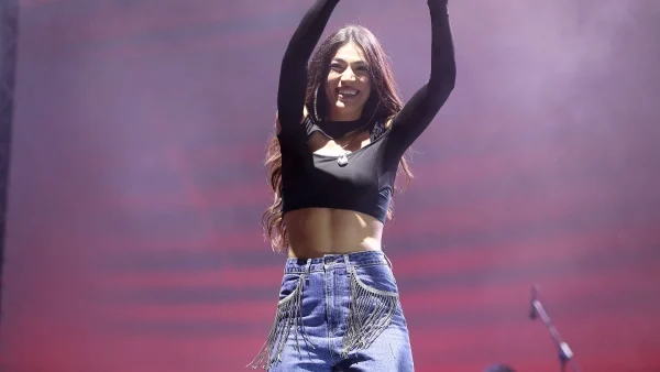 Η τρυφερή ανάρτηση της Ήβης Αδάμου με τη μικρή  Ανατολή - Αγκαλιά μαμά και κόρη