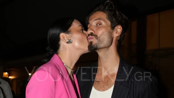 Εκκεντρικά ντυμένη η Ζενεβιέβ Μαζαρί στα γενέθλια του Γιώργου Καράβα - Τι κρυβόταν κάτω από το φούξια σακάκι της