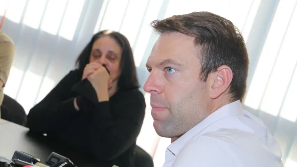 Τραγωδία Τέμπη: Βαρύ το κλίμα στη συνάντηση του Στέφανου Κασσελάκη με τις οικογένειες των θυμάτων