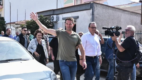 Έβγαλε τα "φτυάρια" αλλά και τα παπούτσια του και πήγε να βοηθήσει - Η επίσκεψη του Στέφανου Κασσελάκη στο Βόλο