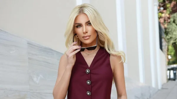 Purple nails: Η Κατερίνα Καινούργιου επίλεξε την πιο hot μοβ απόχρωση στο manicure που ταιριάζει σε όλες!