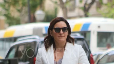 Τα ''σάρωσε'' όλα στο πέρασμά της η Όλγα Κεφαλογιάννη - Με λευκό κοστούμι και ψηλές πλατφόρμες στο κέντρο της Αθήνας