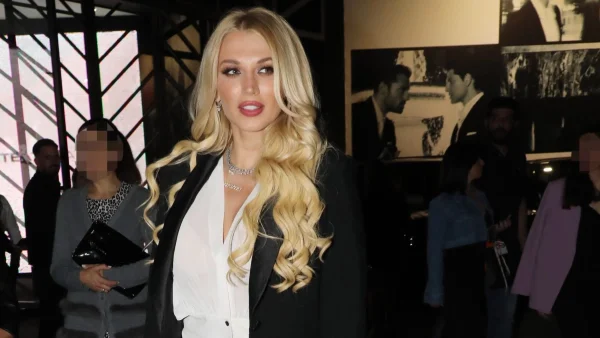 H Κωνσταντίνα Σπυροπούλου φόρεσε τα 2 πιο κομψά βραδινά σύνολα