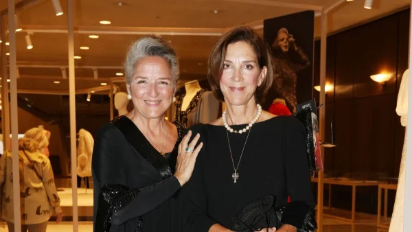 Μαυροφορεμένες και οι τρεις σε μία βραδιά προς τιμήν της - Η πρώτη δημόσια εμφάνιση των παιδιών της Νόνικας Γαληνέα μετά τον θάνατό της