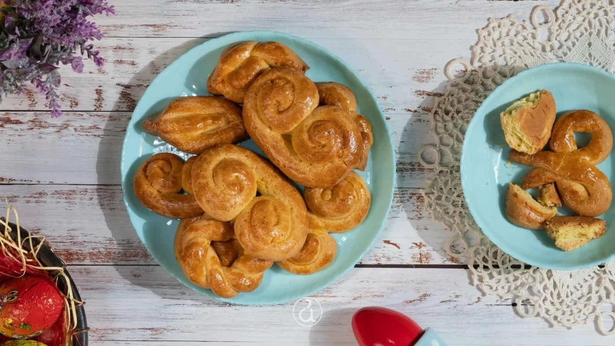 Μοσχομυριστή συνταγή για κουλουράκια με γεύση τσουρεκιού - Ζυμώνονται πανεύκολα στο χέρι