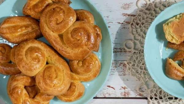 Μοσχομυριστή συνταγή για κουλουράκια με γεύση τσουρεκιού - Ζυμώνονται πανεύκολα στο χέρι