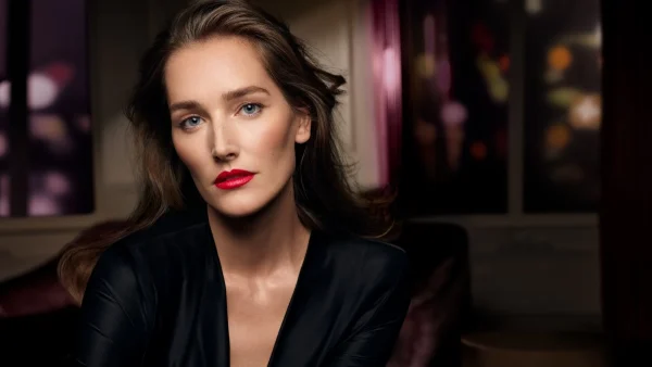 H δημοφιλής makeup artist Laura Mercier παρουσιάζει τη νέα της δημιουργία για ζωηρό & εντυπωσιακό χρώμα στα χείλη!