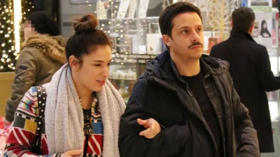 Έχει ενιαίο σαλόνι με μοντέρνα κουζίνα, αναπαυτικούς καναπέδες και τεράστια βεράντα - Το ζεστό σπίτι του Δημήτρη Μακαλιά & της Αντιγόνης Ψυχράμη