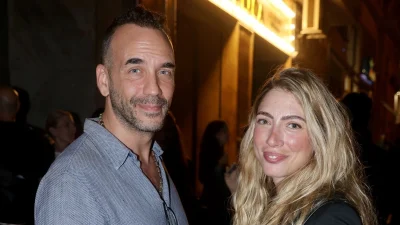 Σχεδόν άβαφη, με τζιν παντελόνι και μαύρο σακάκι στο θέατρο - Η νέα εμφάνιση της Μαριλού Κόζαρη στο πλευρό του Μουζουράκη