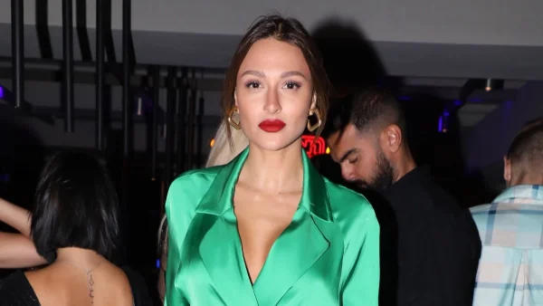 Αποκαλυπτική η Ναυσικά Παναγιωτακοπούλου σε ταξίδι με φιλικό της πρόσωπο - Πόζαρε topless σε λίμνη