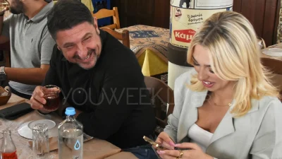 Σε ταβέρνα στη Δραπετσώνα μία ημέρα πριν από τις εκλογές - Ο Νίκος Χαρδαλιάς με την ξανθιά εντυπωσιακή κόρη του