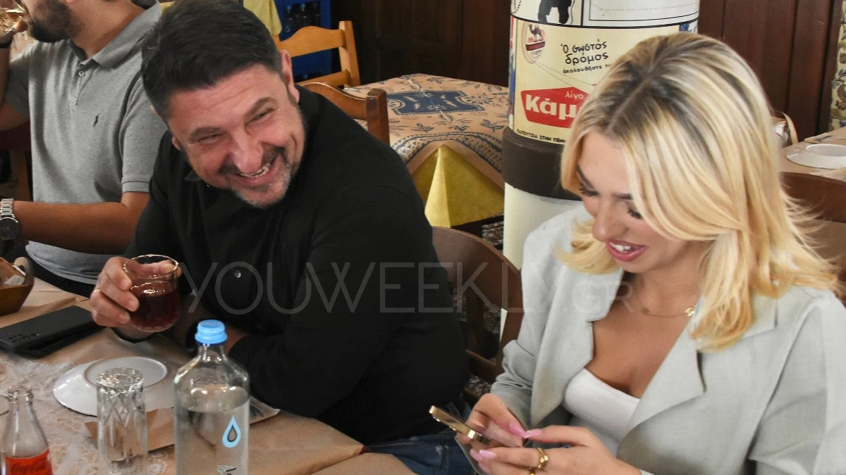 Σε ταβέρνα στη Δραπετσώνα μία ημέρα πριν από τις εκλογές - Ο Νίκος Χαρδαλιάς με την ξανθιά εντυπωσιακή κόρη του