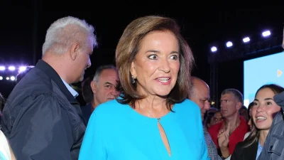 Mε λευκό πουκάμισο και οι τέσσερις τους - Στο εκλογικό κέντρο με τα εγγόνια της η Ντόρα Μπακογιάννη