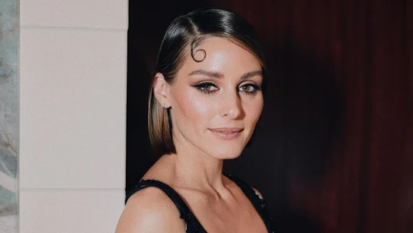H Olivia Palermo με το πιο τέλειο wet 'n' styled hair-look που όλες θα θέλουμε να υιοθετήσουμε αυτό το φθινόπωρο!