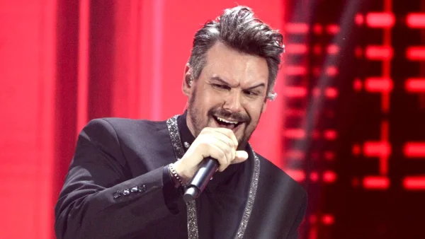 Ξανθός, χαμογελαστός με μακριά μαλλιά - Αγνώριστος ο Πάνος Κιάμος στην παιδική του ηλικία