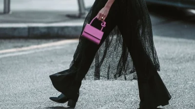 Φόρεμα πάνω από παντελόνι: Η νέα τάση που κυριάρχησε στις πασαρέλες & το street style