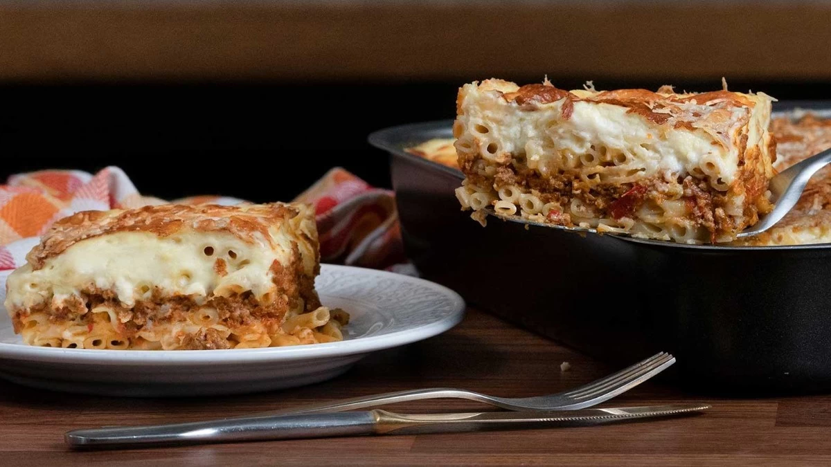 Είναι λες και έχει κιμά... αλλά δεν έχει - Αλλιώτικο παστίτσιο με πλούσια μπεσαμέλ