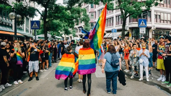 Αυτές είναι οι 50 πιο φιλικές LGBTQ+ πόλεις για singles – Η θέση της Αθήνας