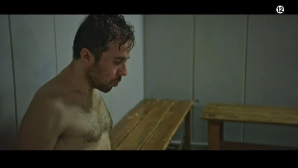 Στα Σύρματα (6/10): Ο Σπύρος ζορίζεται αρκετά από τις συνθήκες της φυλακής και πρέπει να αναζητήσει προστασία