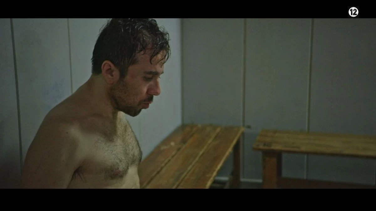 Στα Σύρματα (6/10): Ο Σπύρος ζορίζεται αρκετά από τις συνθήκες της φυλακής και πρέπει να αναζητήσει προστασία