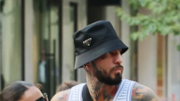 Χλιδάτες διακοπές στο Παρίσι με καλλονή μελαχρινή - Η γυναίκα που είναι πολύ κοντά με τον Snik όλο το καλοκαίρι