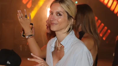 Η Σοφία Καρβέλα "ταξίδεψε" στο χρόνο - Η ανάρτηση της με φωτογραφίες από την παιδική της ηλικία με τους γονείς της