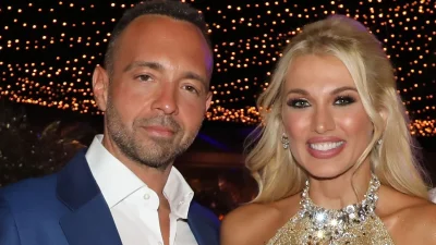 Επέτειος γάμου για Σπυροπούλου & Σταθοκωστόπουλο - Αξέχαστο το λευκό φόρεμα με κεντημένες πέτρες της παρουσιάστριας