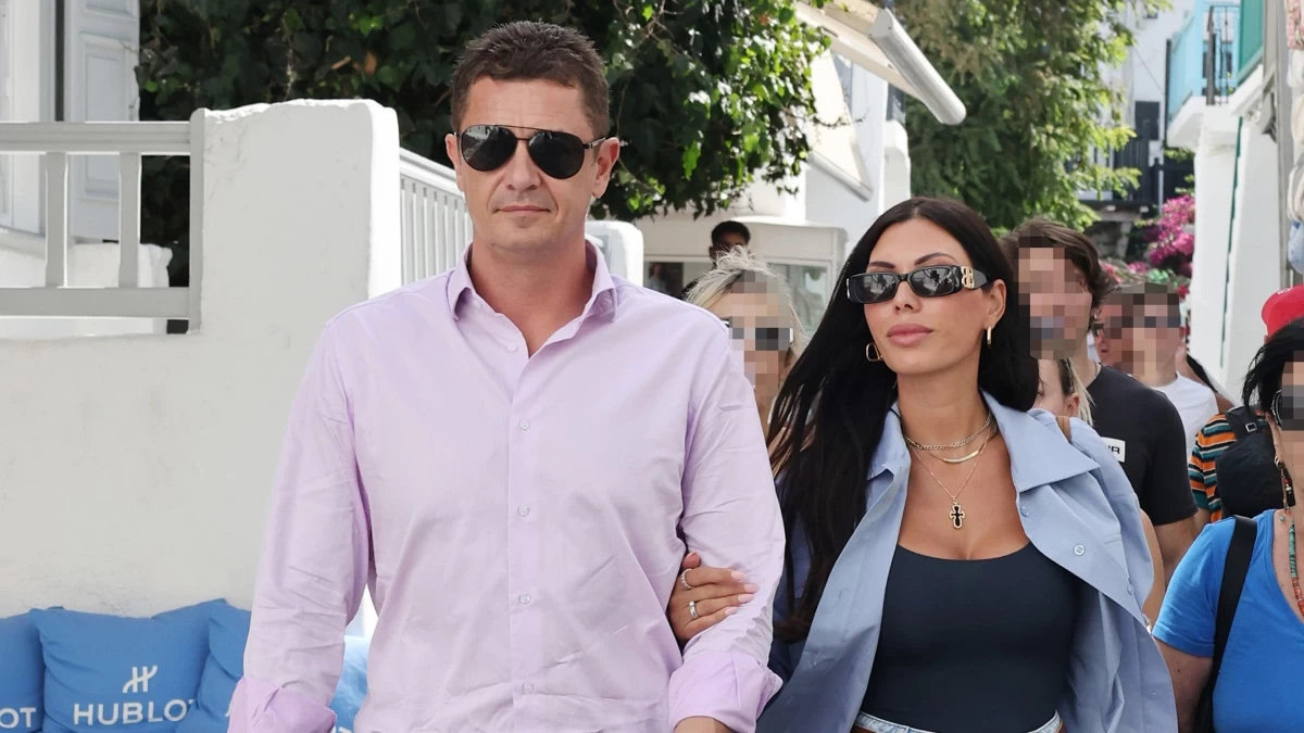 Εκείνος με "αυστηρό" πουκάμισο και εκείνη με τζιν σορτσάκι - Η εμφάνιση του Αντώνη Σρόιτερ με την Ιωάννα Μπούκη στη Μύκονο