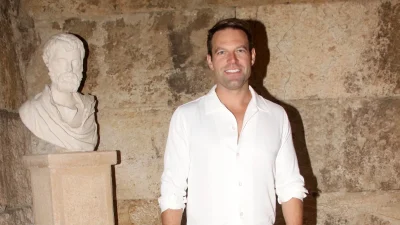 Χωρίς τον Tyler McBeth στο Ηρώδειο ο Στέφανος Κασσελάκης - Με λευκό πουκάμισο και τζιν δίπλα σε ιδιαίτερη παρέα
