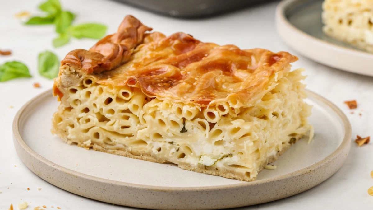 Η πίτα αλλιώς: Με λαχταριστή γέμιση με μακαρόνια, λιωμένα τυριά και χωριάτικο φύλλο