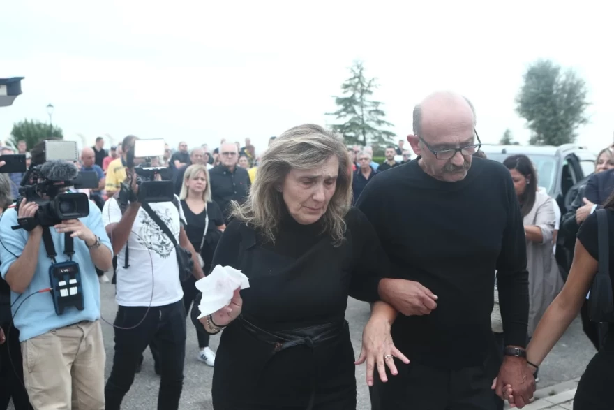 Εξόδιος ακολουθία Γιάννη Ιωαννίδη - Σύζυγος