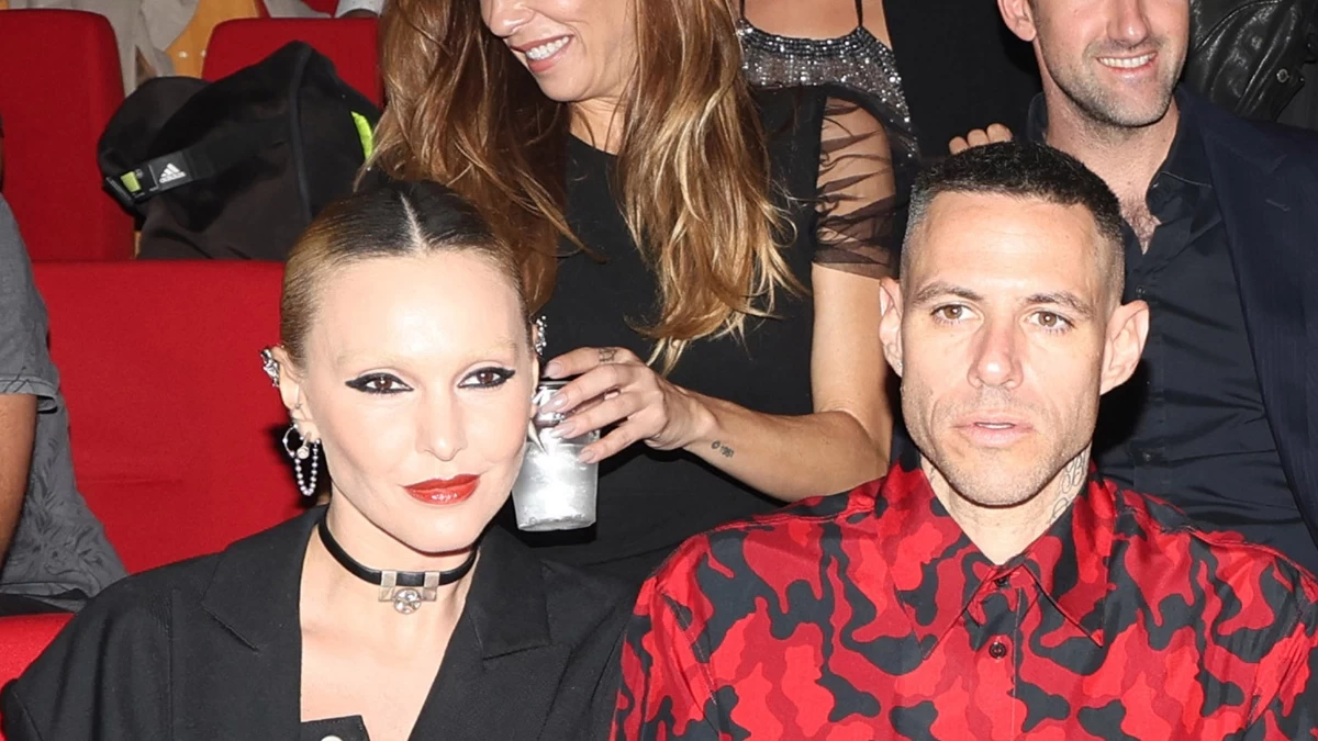 Όλοι κοιτούσαν την Τάμτα και τον Πάρι Κασιδόκωστα στο event της Panik - Εκείνη στα μαύρα κι εκείνος με εκκεντρικό πουκάμισο