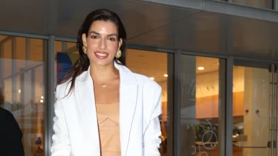 Νονά στην Ύδρα η Τόνια Σωτηροπούλου - Η κομψή δημιουργία που φόρεσε στο πλευρό του Κωστή Μαραβέγια